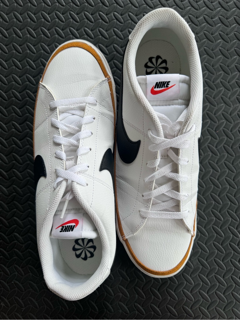 Nike Men’s White Black Gum-Trim Low-Top Sneakers